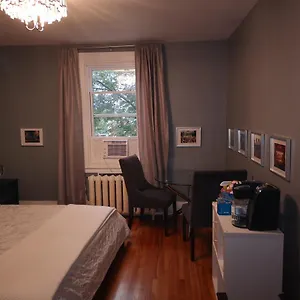 With King Bed In Shared 3 Bedroom Downtown Séjour chez l'habitant